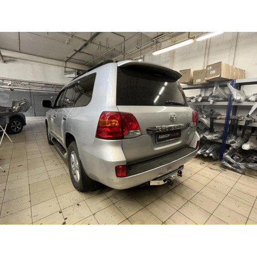 Фаркоп BERG на Toyota Land Cruiser 200 2007- Арт. F.5713.003 (кроме Executive) с нержавеющей накладкой